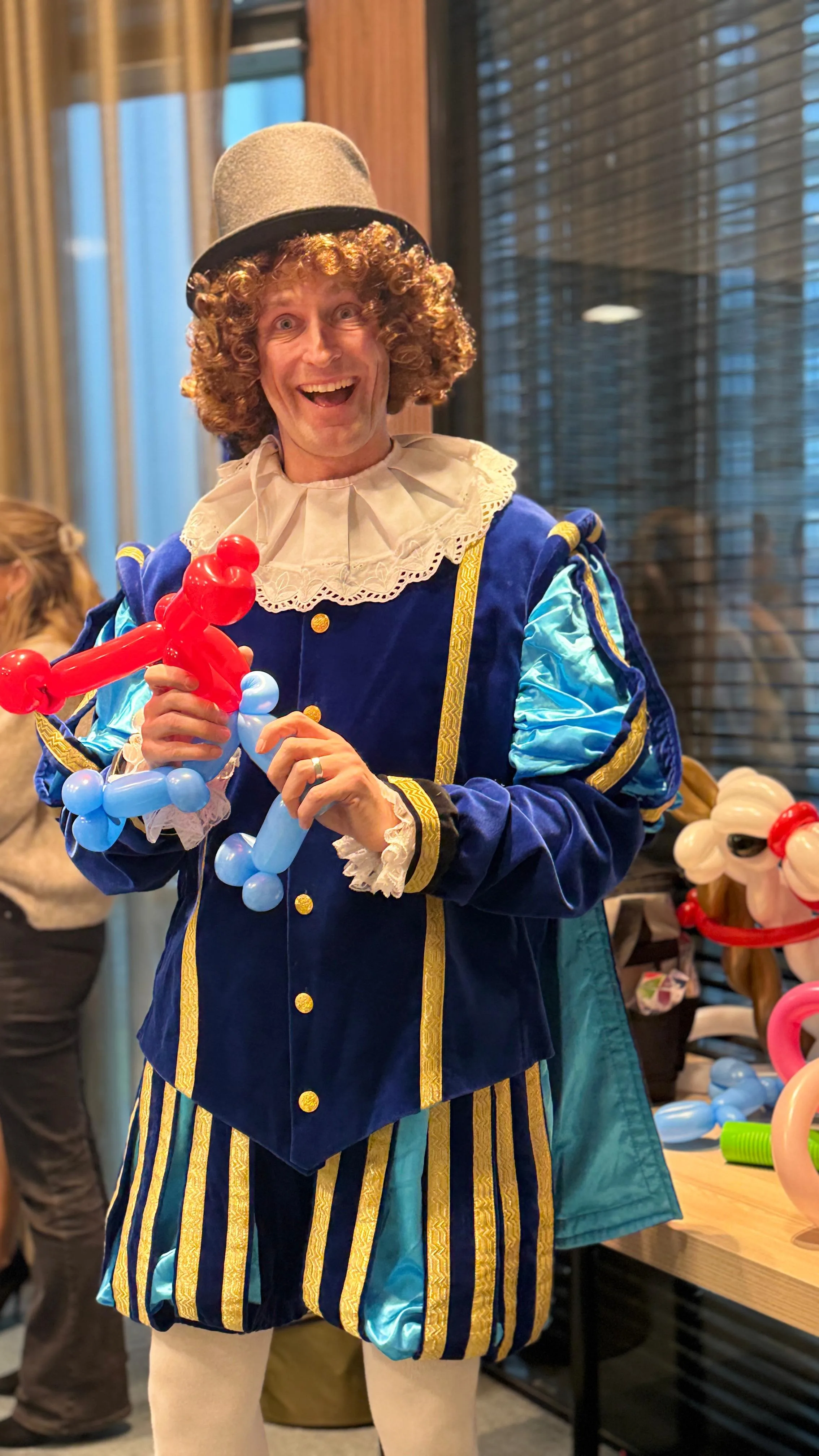 Hocus Pocus Piet met ballonfiguur lachend — Hocus Rookus Sinterklaasshow