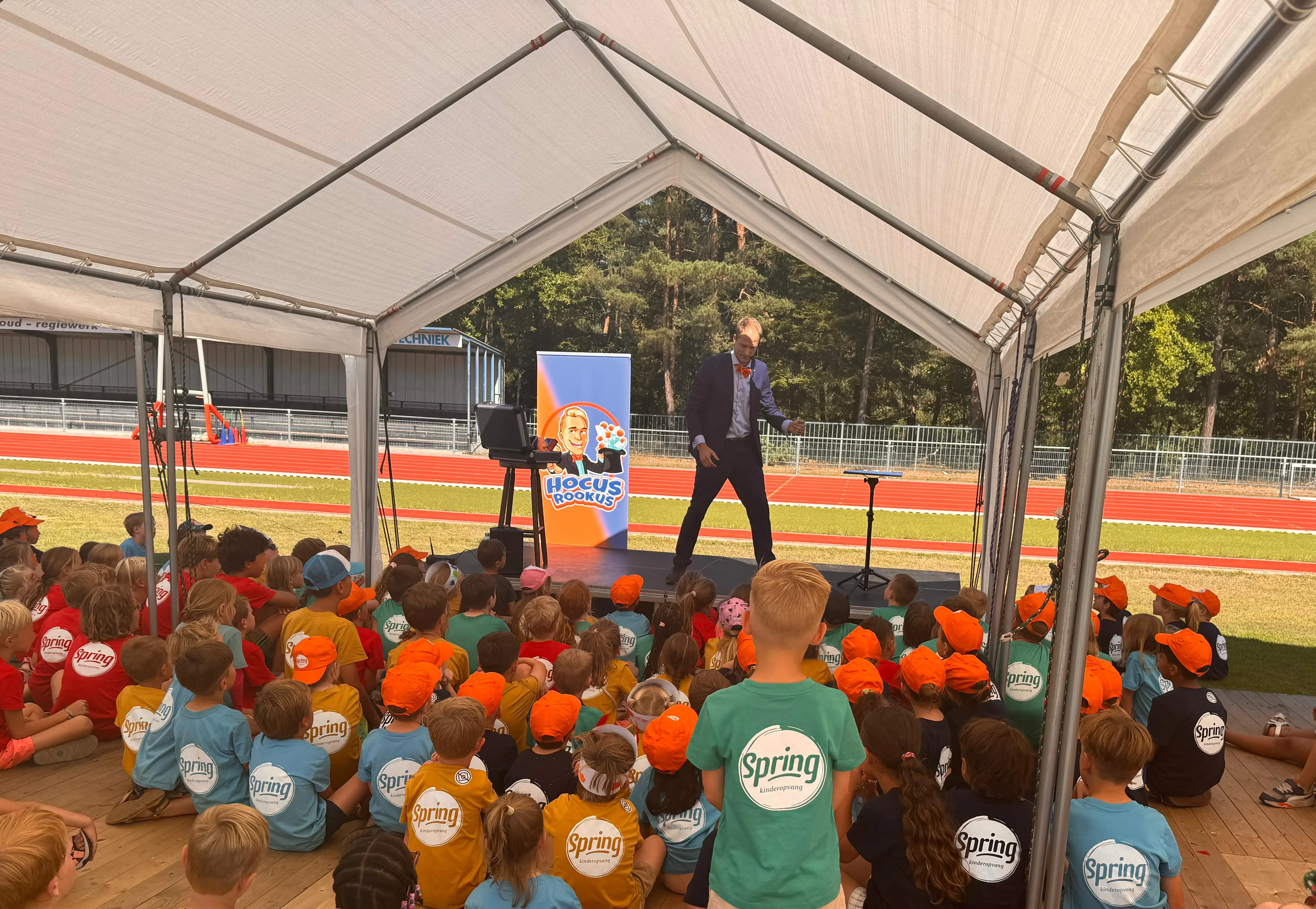 Hocus Rookus op groot podium tijdens BSO Spring festival met honderden kinderen