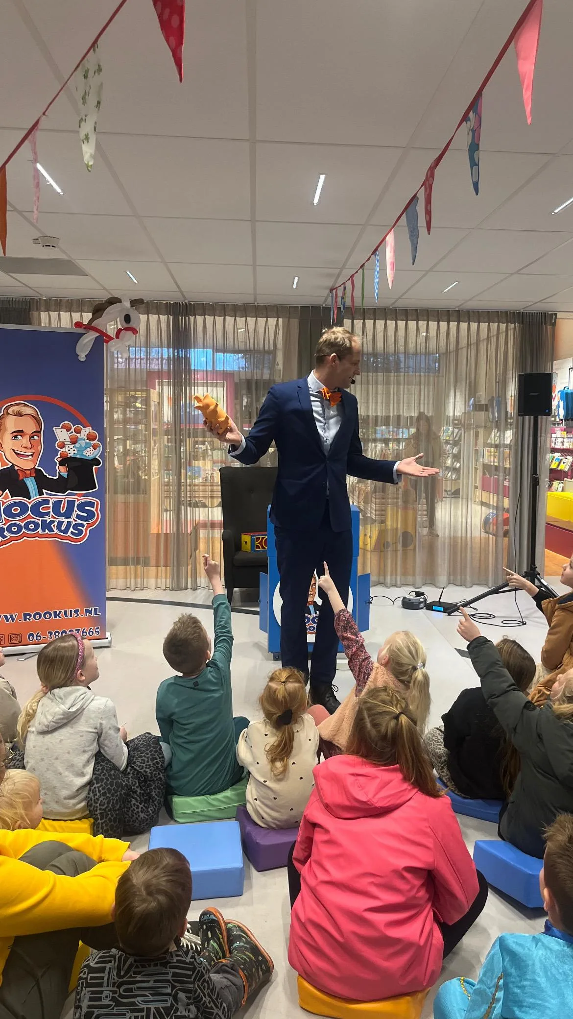 Hocus Rookus toont prop aan kinderen bij bibliotheekvoorstelling