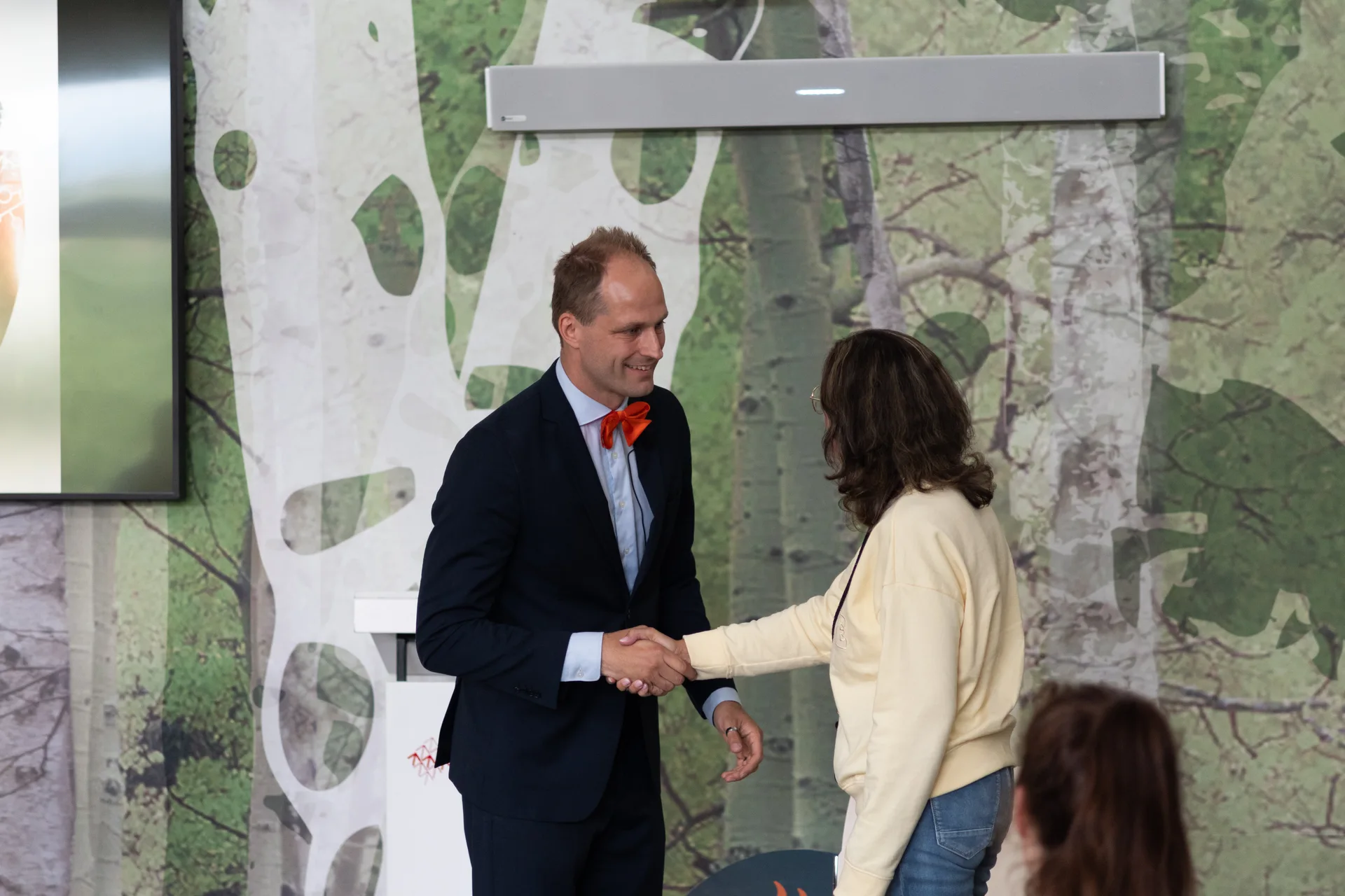 Teun Rookus schudt handen met een gast na het optreden