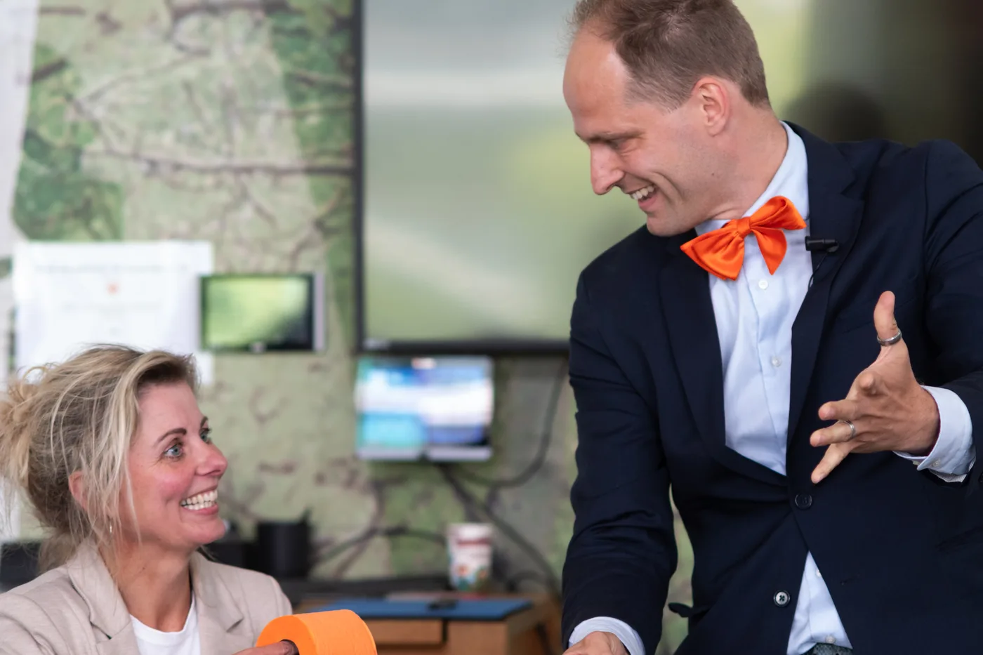 Teun Rookus brengt een gast in de lach tijdens close-up magic op een zakelijk evenement