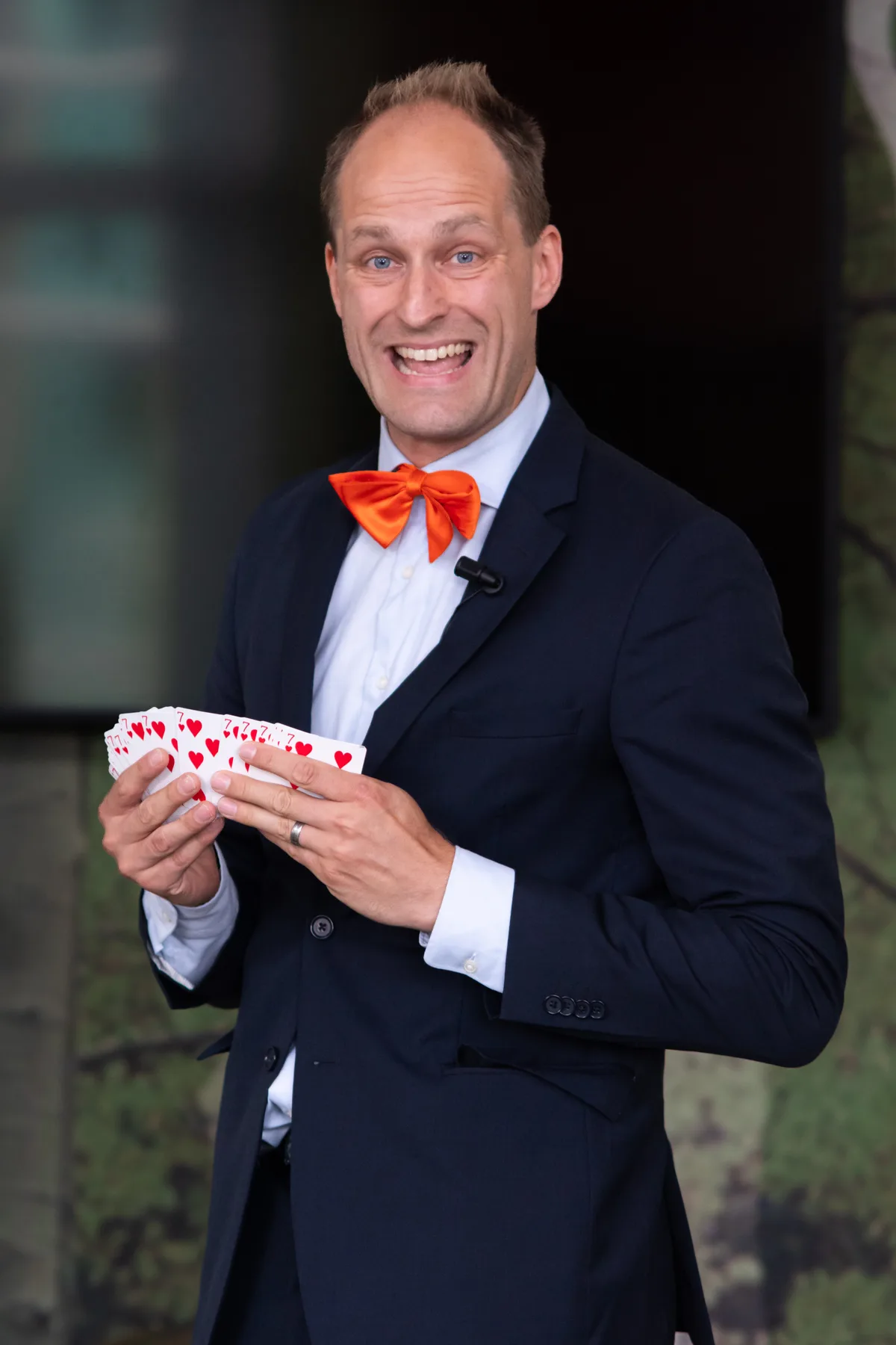 Energiek podiumoptreden van Teun Rookus op een bedrijfsevent