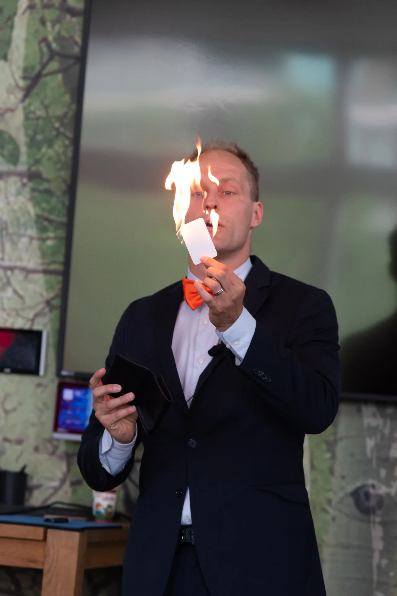 Goochelaar Teun Rookus laat een speelkaart vlam vatten tijdens een spectaculaire close-up truc