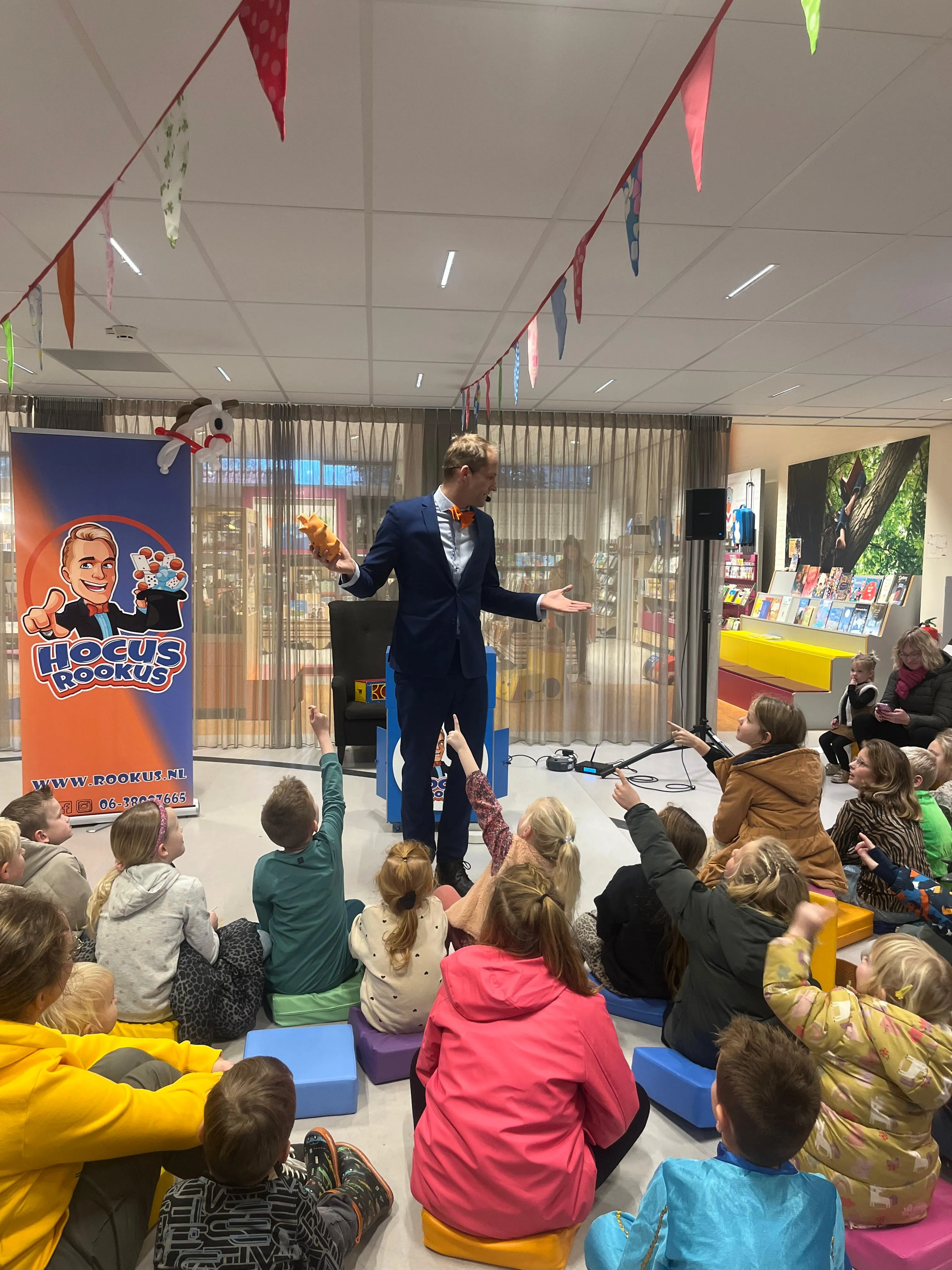 Hocus Rookus met marionet voor kinderen bij indoor show