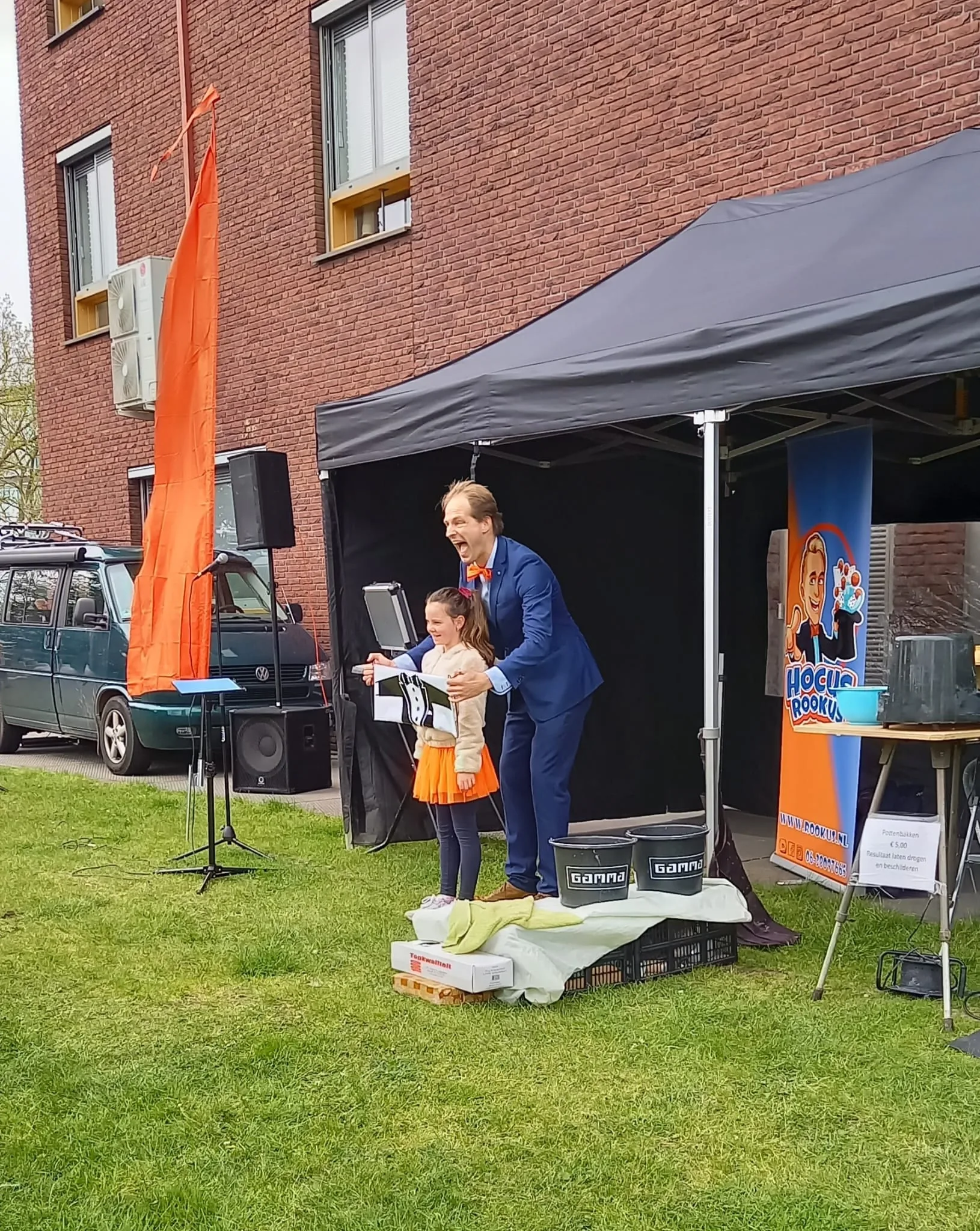 Kind reageert verbaasd tijdens goochelshow Hocus Rookus