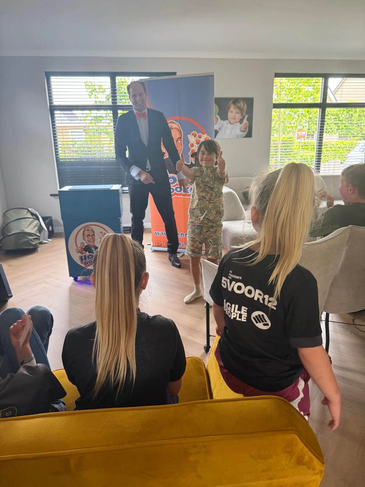 De jarige steekt trots de duim omhoog tijdens het kinderfeestje