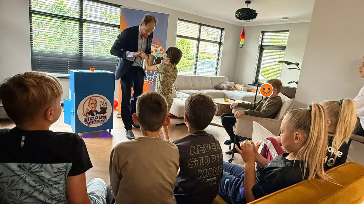 Kinderen kijken vol spanning naar een prop tijdens de show