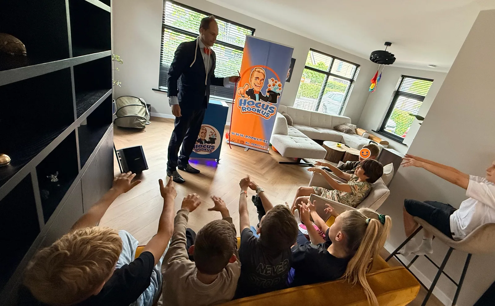 Wijzende kinderen reageren enthousiast tijdens een goochelshow