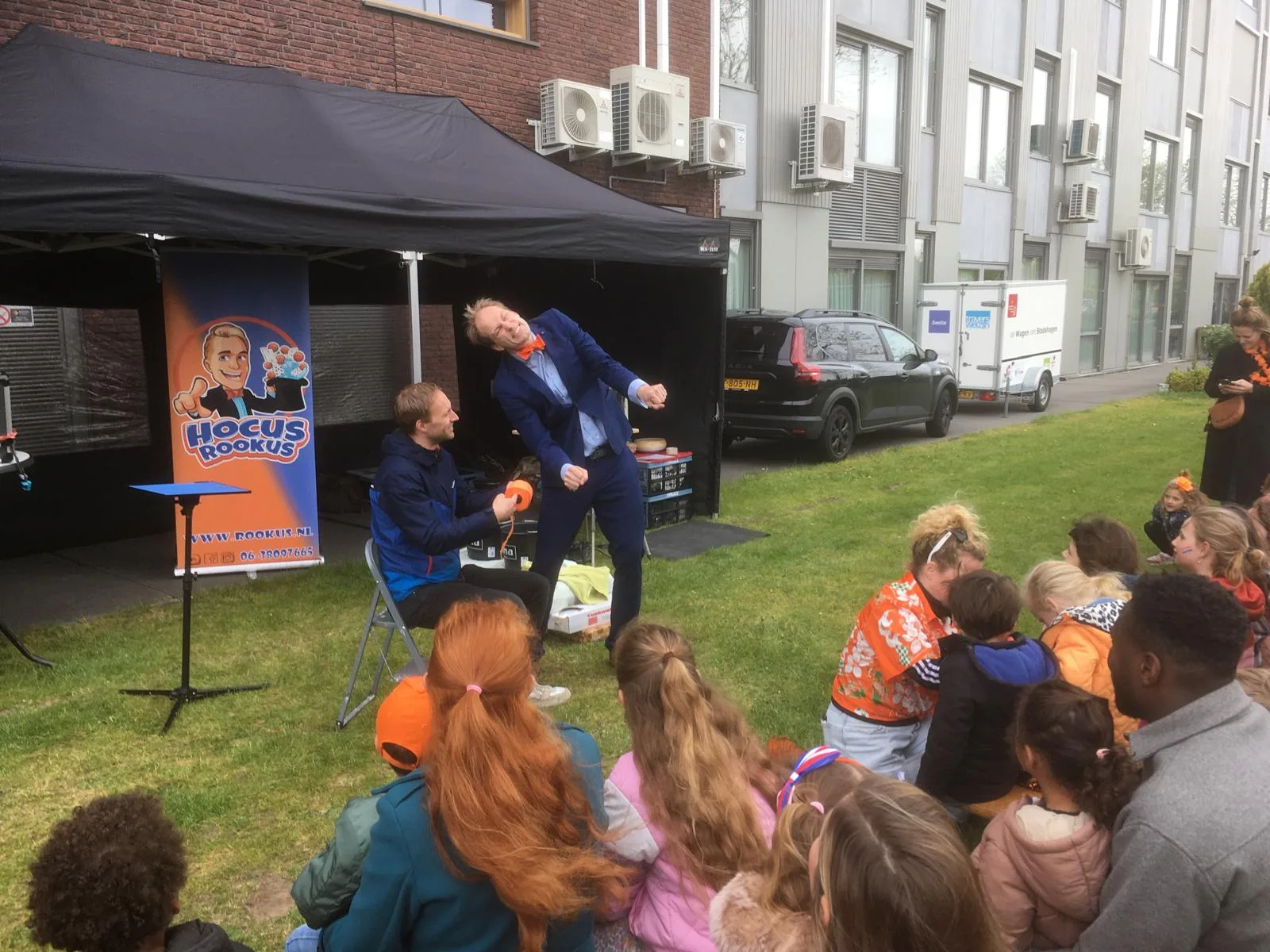 Kind doet mee aan goocheltruc op podium bij Hocus Rookus