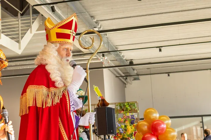 Sinterklaas geeft een entertainende show op het podium