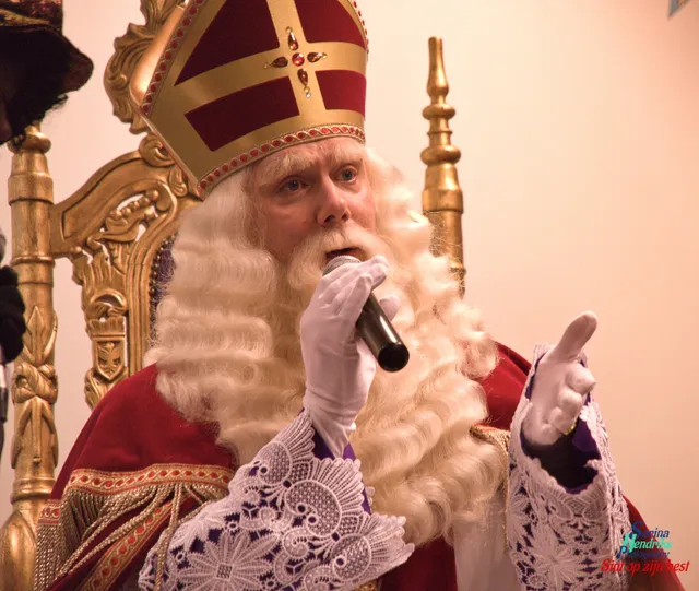 Professionele echte Sinterklaas met microfoon tijdens een Sinterklaasbezoek
