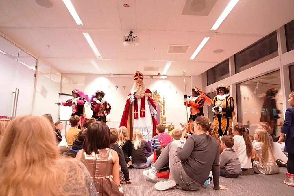 Echte Sinterklaas met Pieten geeft een show voor een volle zaal kinderen — Sinterklaasbezoek via Sintopzijnbest