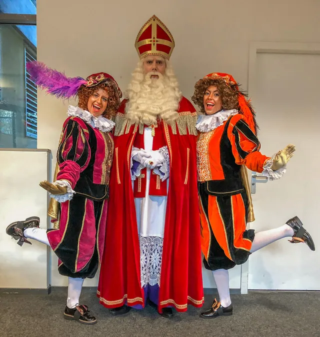 Echte Sinterklaas samen met twee vrolijke Pieten