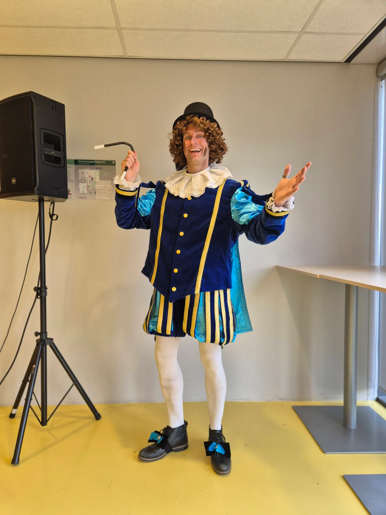 Hocus Pocus Piet met wijd gespreide armen tijdens een energiek showmoment