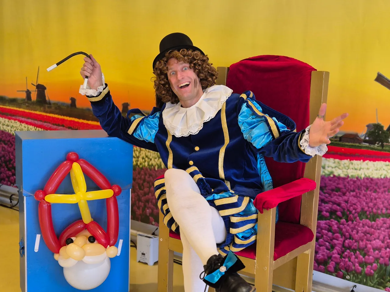 Hocus Pocus Piet bij de troon in volledige Sinterklaassfeer