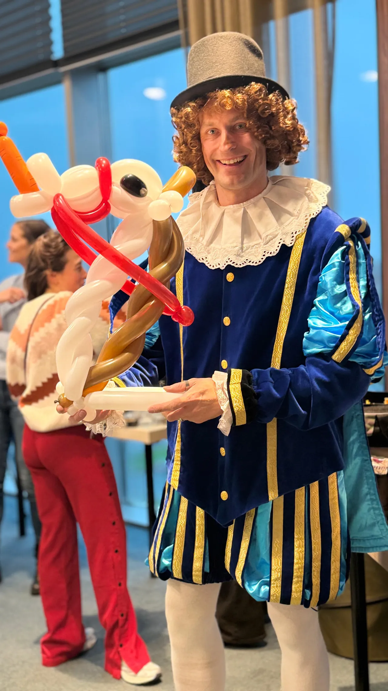 Hocus Pocus Piet toont een complexe vogel-ballonfiguur